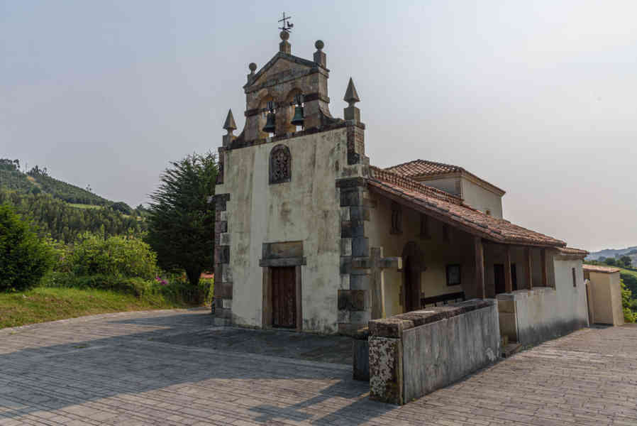 Principado de Asturias 021 - Bedriñana - iglesia de San Andrés de Bedriñana.jpg